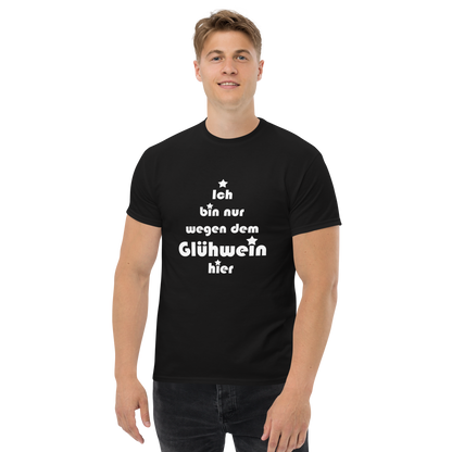 Ich bin nur wegen dem Glühwein hier - Klassisches Unisex T-Shirt