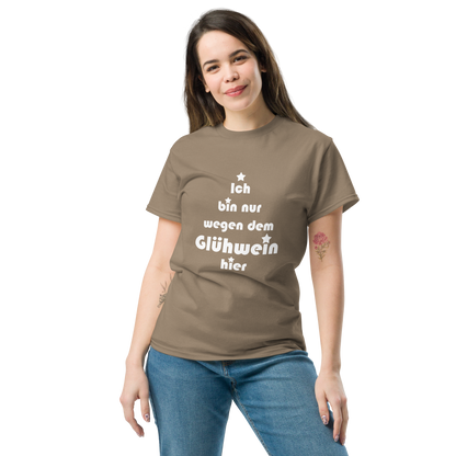 Ich bin nur wegen dem Glühwein hier - Klassisches Unisex T-Shirt