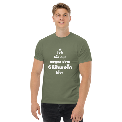 Ich bin nur wegen dem Glühwein hier - Klassisches Unisex T-Shirt