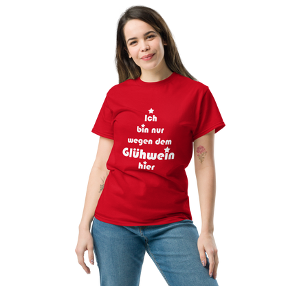 Ich bin nur wegen dem Glühwein hier - Klassisches Unisex T-Shirt